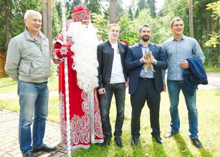 Хоккеисты клуба "Северсталь" взяли шефство над рысенком в зоопарке вотчины Деда Мороза